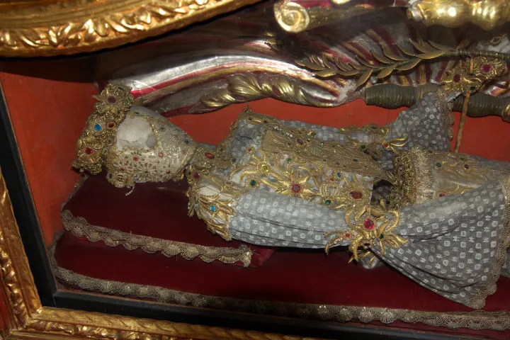 Egy szent feldíszített csontváza egy Nürnberg melletti templomban – Forrás: DALIBRI / Wikimedia Commons