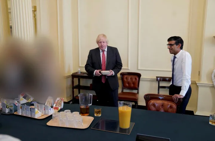 Boris Johnson és Rishi Sunak a miniszterelnök születésnapi összejövetelén – Fotó: Sue Gray Report / gov.uk/Handout via REUTERS 
