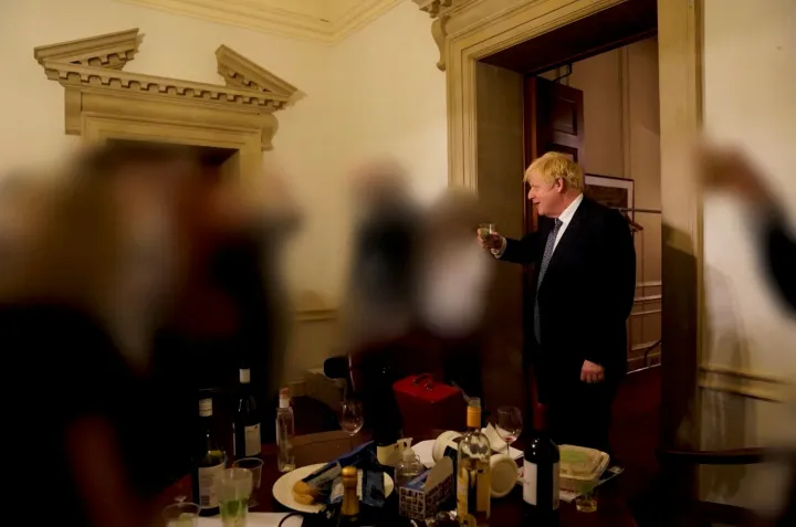 Johnson Lee Cain búcsúztatóján. Mellette a miniszterelnöki "piros doboz", előtte az asztalon alkoholos italok – Fotó: Sue Gray Report / gov.uk/Handout via REUTERS
