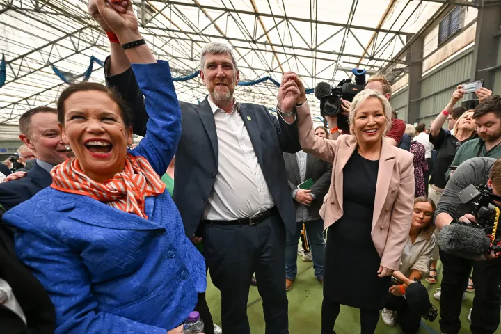 A Sinn Féin vezetői, Michelle O'Neill és Mary Lou McDonald a párt jelöltjeivel és aktivistákkal 2022. május 7-én Magherafeltben – Fotó: Jeff J Mitchell / Getty Images