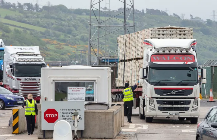 Egy teherautó elhagyja az észak-írországi Belfasttól északra fekvő Larne kikötőjét, miután megérkezett egy kompra, 2022. május 17-én. Az Egyesült Királyság kormánya aznap jelentette be, hogy drasztikusan át kívánja alakítani a Brexit utáni észak-írországi kereskedelmi szabályokat – Fotó: Paul Faith / AFP