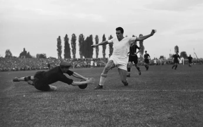 Vasas ETO–FTC (0:4) bajnoki mérkőzés, Deák elől ment a kapus 1949-ben – Fotó: Kovács Márton Ernő / Fortepan