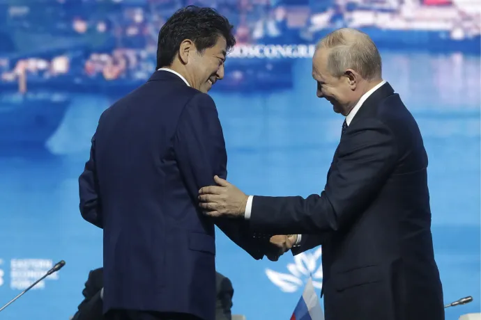 Vlagyimir Putyin orosz elnök kezet fog Abe Sinzó japán miniszterelnökkel a Keleti Gazdasági Fórum plenáris ülésén, Vlagyivosztokban, 2019. szeptember 5-én – Fotó: Vladimir Smirnov / AFP