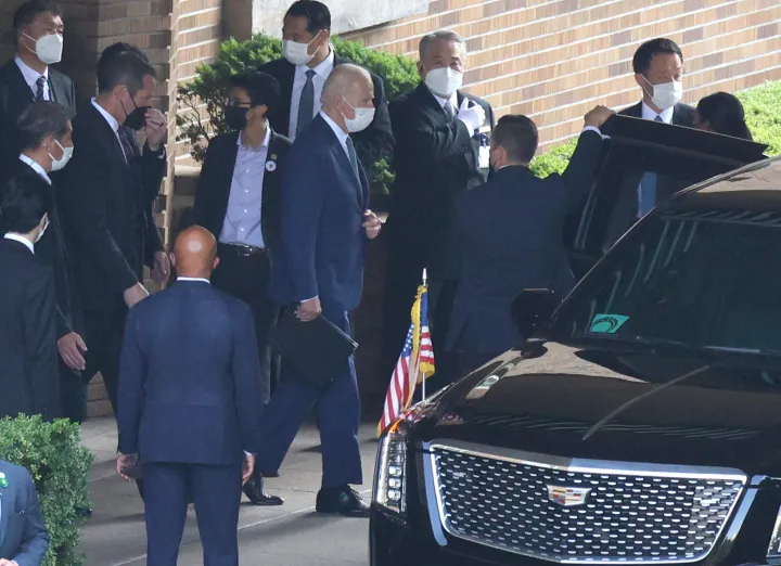 Joe Biden távozik, miután részt vett a négyoldalú találkozón Fumio Kisida japán miniszterelnökkel, Anthony Albanese ausztrál miniszterelnökkel és Narendra Modi indiai miniszterelnökkel, Tokióban, 2022. május 24-én – Fotó: Masanori Genkou / The Yomiuri Shimbun / AFP
