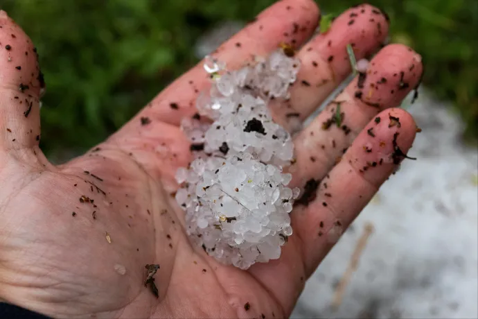 Lecsapott a vihar az országra, golflabda nagyságú jégdarabok hullottak az égből