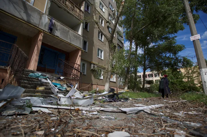 Egy légicsapás nyomai a kelet-ukrajnai Vuhledar városában május 22-én – Fotó: Anna Kudriavtseva / Reuters
