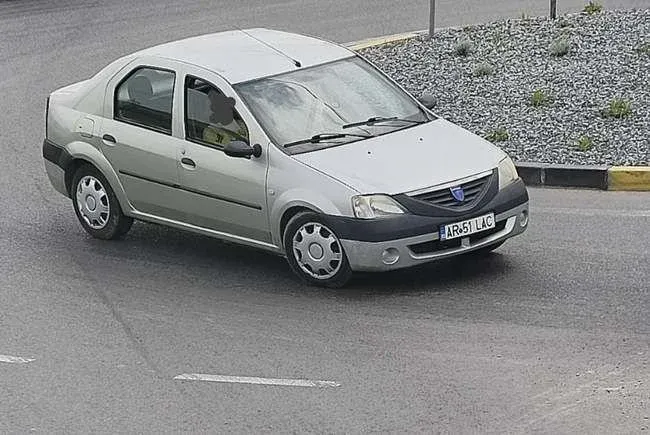 Az első képen a feltételezett gyanúsított, a másodikon a körözött gépjármű – Fotó: Boné Ferenc Facebook-oldala/Erdélyi Magyar Televízió Facebook-oldala