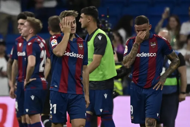 A Levante játékosai siratják a kiesést – Fotó: Javier Soriano / AFP or licensors