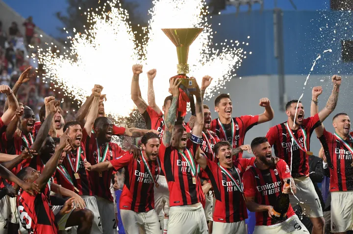 Alessio Romagnoli emeli magasba a Serie A trófeáját – Fotó: Tiziana Fabi / AFP