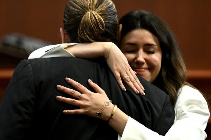 Johnny Depp és Camille Vasquez ölelése a tárgyalóteremben – Fotó: Brendan Smialowski / AFP