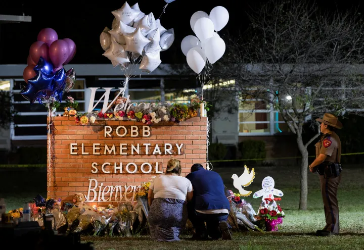 Gyászolók a texasi Robb Általános Iskolánál Fotó: Nuri Vallbona / Reuters