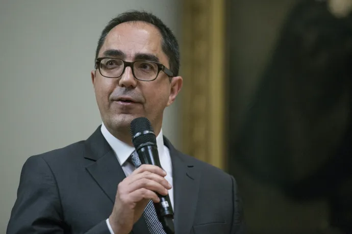 A Louvre volt vezetőjét műkincscsalás gyanújával hallgatták ki