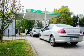 Csak magyar rendszámú autókkal lehet hatósági áron tankolni péntektől Magyarországon