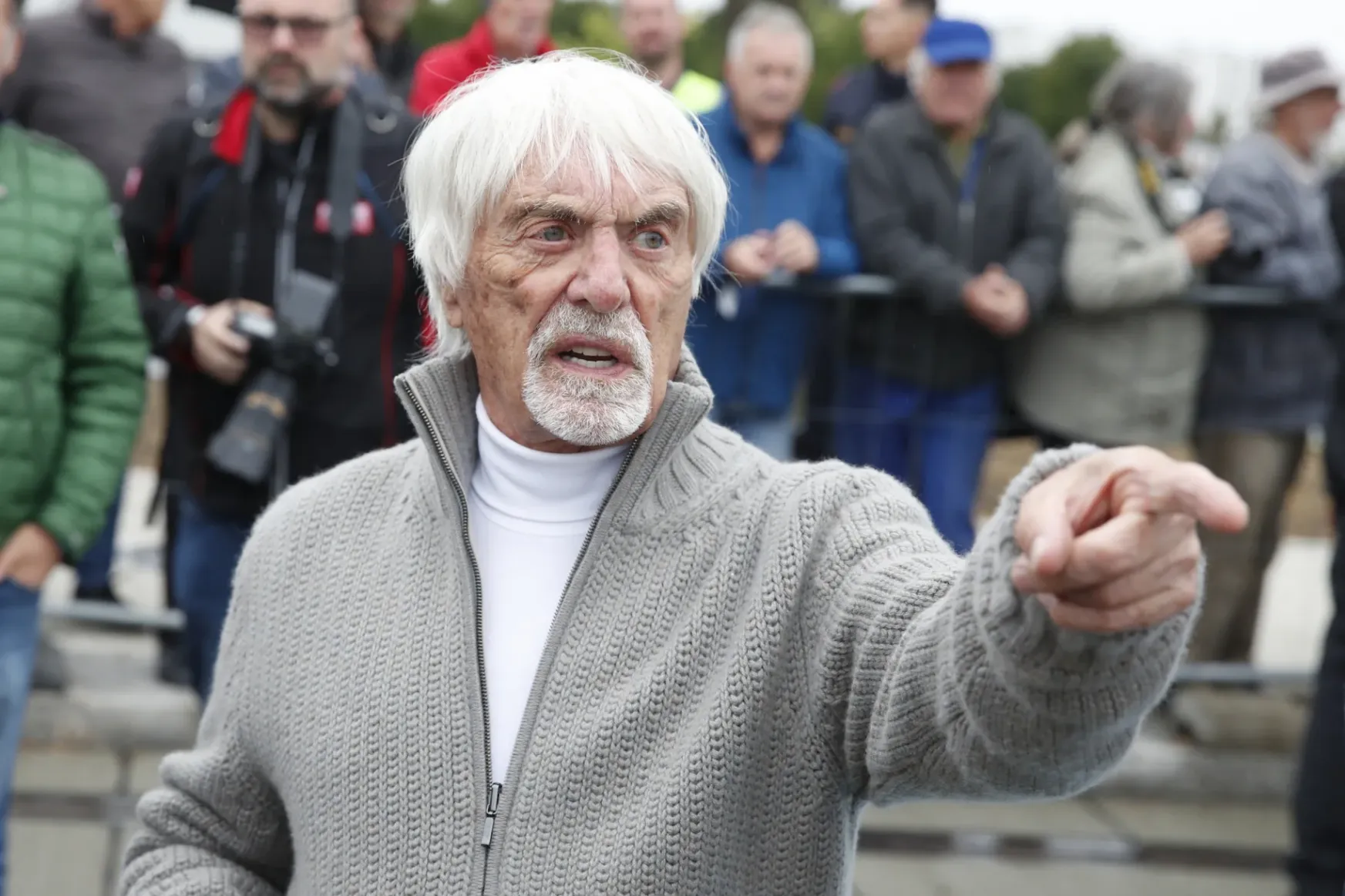 Egy időre őrizetbe vették Ecclestone-t, mert fegyvert találtak a reptéri poggyászában
