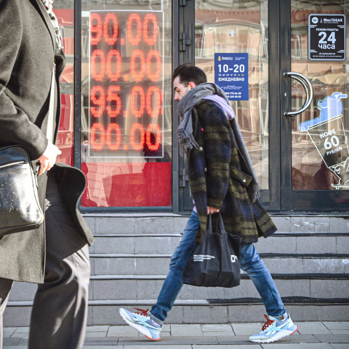 Nyugdíj- és minimálbéremelést jelentett be Putyin, de így is bezuhan idén az orosz jövedelmek értéke