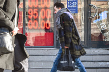 Nyugdíj- és minimálbéremelést jelentett be Putyin, de így is bezuhan idén az orosz jövedelmek értéke