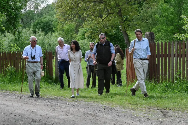 Károly herceg sétára indul a zalánpataki birtoka körül. Mellette – többek között – gróf Kálnoky Tibor – Fotó: Kátai Edit / MTI
