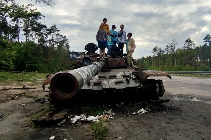 Kiégett tankkal fotózkodnak az ukrán autópálya mellett