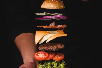 Kelendő a hamburger Romániában: több mint 6 milliót rendeltek a vevők egy év alatt az egyik legnagyobb ételkiszállítótól