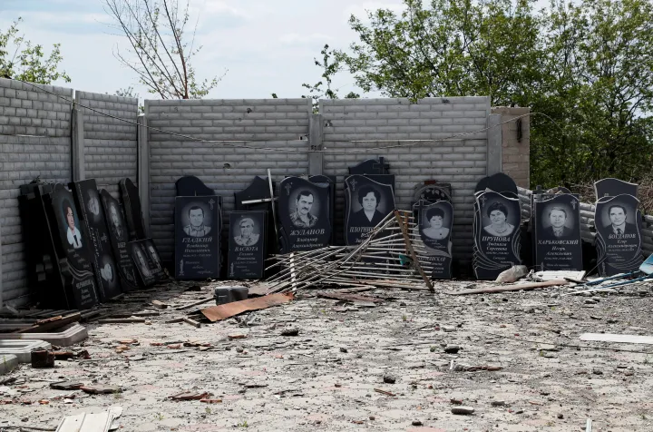 Sírkövek egy megrongálódott műhely udvarán az kelet-ukrajnai Popaszna városában – Fotó: Alexander Ermochenko / Reuters