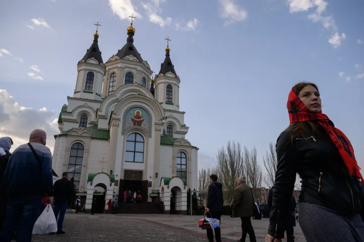 Emberek gyűlnek össze az ortodox húsvét ünnepére a moszkvai patriarchátus alá tartozó zaporizzsjai székesegyháznál 2022. április 24-én – Fotó: Ed Jones / AFP