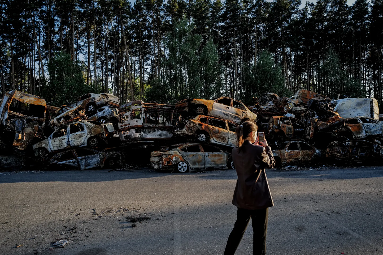 Háborús roncstemető a Kijev melletti Irpinyben, ahol a hat héten át jelen lévő orosz hadsereg háborús bűncselekményekre utaló jeleket is hagyott – Fotó: Huszti István / Telex