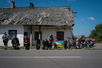 Ukrajnából jelentjük: kútról kútra, 15-20 litert tankolva vergődni Harkivba