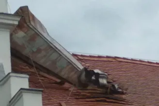 Nagy vihar volt Délnyugat-Magyarországon, Csokonyavisontán leszakadt a templomtorony teteje