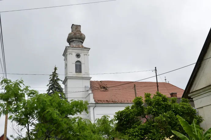 A Somogy megyei Csokonyavisonta református templomának toronycsúcsa a földön, illetve a toronycsúcs nélküli templom – Fotó: Kovács Attila / MTI