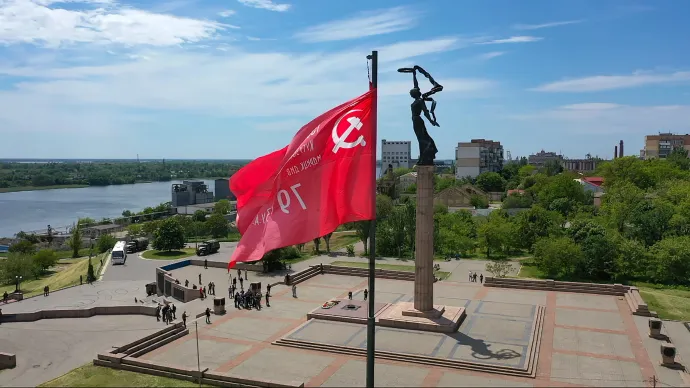 Szovjet zászló lobog az orosz hadsereg által megszállt Herszonban 2022. május 20-án – Fotó: Andrey Borodulin / AFP