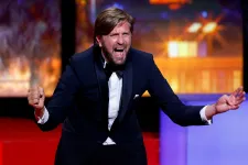 Ruben Östlund másodszor is Arany Pálmát nyert a cannes-i filmfesztiválon