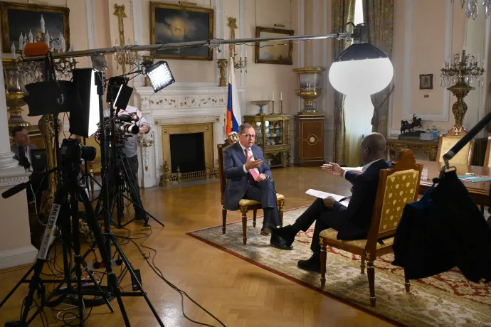 A londoni orosz nagykövet interjúja a BBC riporterével – Fotó: Jeff Overs / BBC / Handout via Reuters