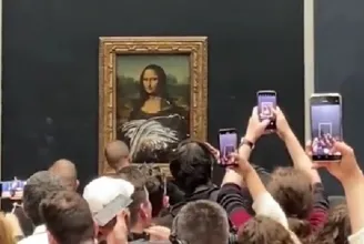 Tortával támadt a Mona Lisára egy kerekesszékes idős asszonynak álcázott férfi