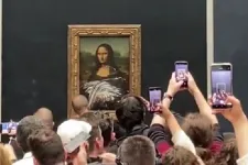 Tortával támadt a Mona Lisára egy kerekesszékes idős asszonynak álcázott férfi