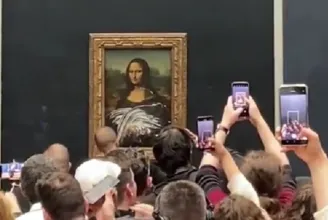 Tortával támadta meg a Mona Lisát egy kerekesszékes idős nőnek álcázott férfi