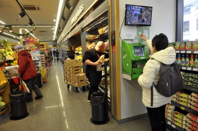 Csekkbefizető automata a CBA egyik újpesti üzletében 2016. november 16-án – Fotó: Kovács Attila / MTI