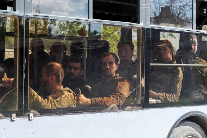 Buszon szállítják ki az Azovsztal acélgyárból az ukrán védőket – Fotó: Alexander Ermochenko / Reuters