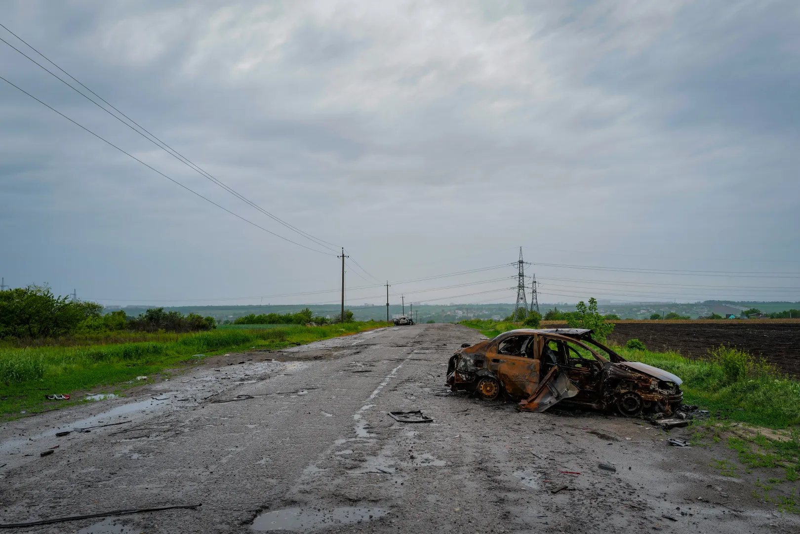 Kiégett autó a Harkivtól keletre fekvő, Rohanyba vezető úton. A település hónapokon át volt célpontja az orosz erőknek – Fotó: Huszti István / Telex