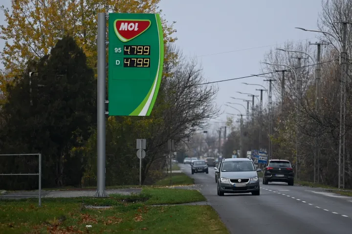 Benzinkút ártáblája a 95-ös benzin és a dízelolaj árának 480 forintban maximalizáló rendelet elfogadása után 2021 novemberében – Fotó: Bődey János / Telex