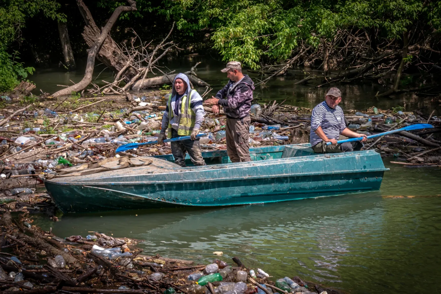 Három tonna műanyag egyetlen torlaszból: Kárpátalján továbbra is fulladoznak a folyók a szeméttől