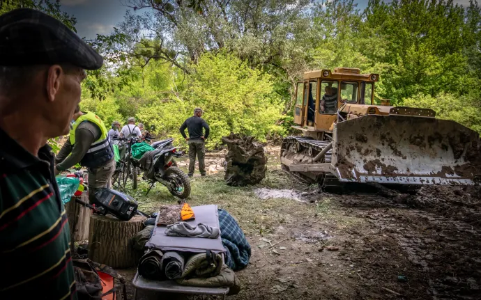 A torlaszokba beakadó fákat munkagépekkel próbálták kiemelni – Fotó: Szanyi Szabolcs