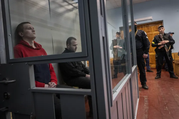 Az orosz Alekszander Vlagyimirovics Bobikin (b) és Alekszander Alekszejevics Ivanov perük meghallgatásán az északkelet-ukrajnai Kotelva város bíróságán 2022. május 26-án – Fotó: Bernat Armangue / AP / MTI