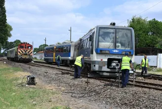 Kisiklott, két sínpár között landolt az elővárosi vonat