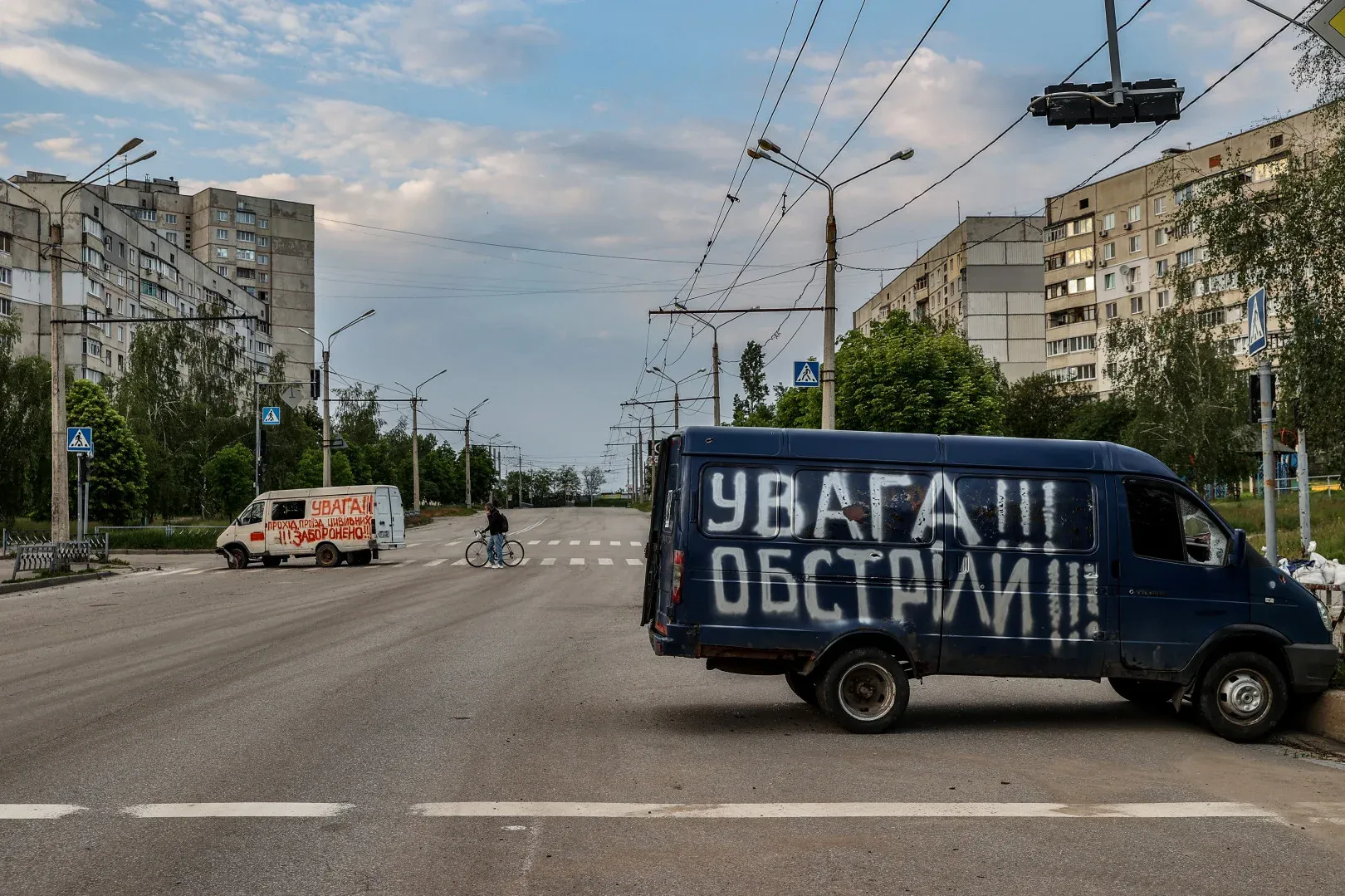Támadás veszélyére figyelmeztető furgonok Szaltyivkában – Fotó: Huszti István / Telex