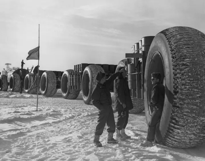 LeTourneau LCC-1 Snow-Train szállítja az ellátmányt az Egyesült Államok grönlandi kutatóbázisára 1959 júniusában – Fotó: Pictorial Parade / Getty Images