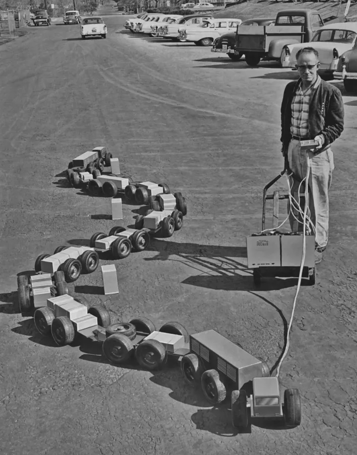 Egy mérnök a LeTourneau Inc. texasi telephelyén az 53 kerekű kísérleti jármű működő modelljével 1955-ben – Fotó: Fpg / Getty Images