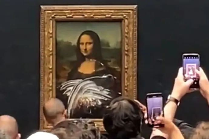 Azonnal leteperték a biztonságiak a Mona Lisára tortával támadó férfit