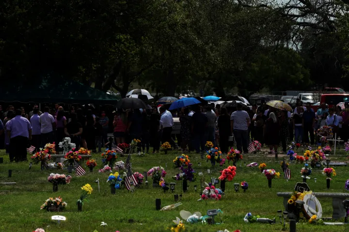 Az egyik áldozat temetése május 31-én – Fotó: Veronica Cardenas / Reuters