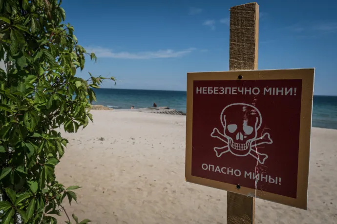 Aknaveszélyre figyelmeztető tábla az odesszai tengerparton – Fotó: Adri Salido / Anadolu Agency / AFP