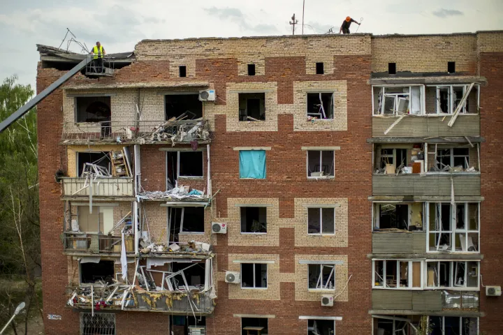 Éjszakai rakétacsapásban megrongálódott lakóépület a kelet-ukrajnai Szlovjanszkban 2022. május 31-én – Fotó: Francisco Seco / MTI